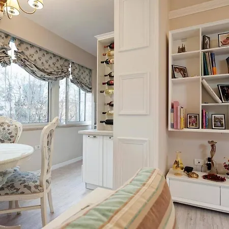 Riverside Elegance In The Heart Of Appartamento