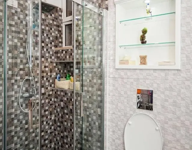 Riverside Elegance In The Heart Of Apartmán *