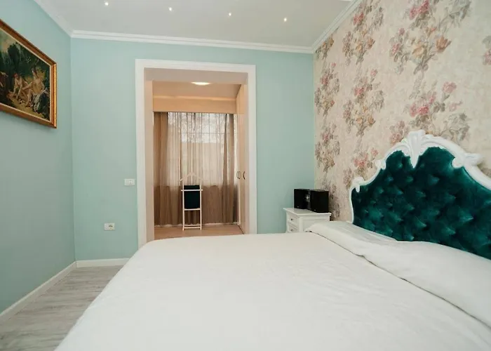 Riverside Elegance In The Heart Of