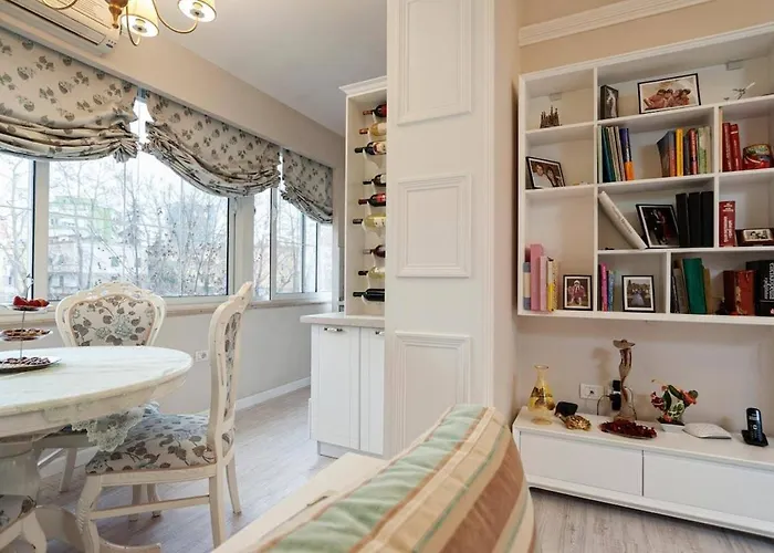 Riverside Elegance In The Heart Of Apartmán